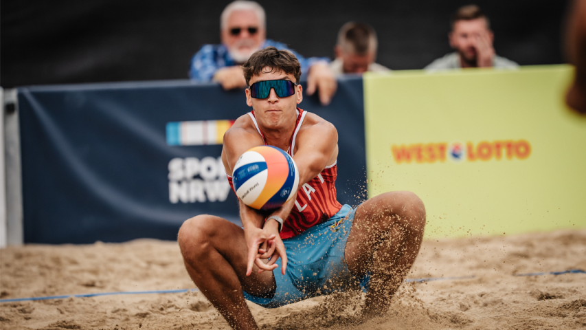 Moderatorin steht in einem Studio | StudioLos WestLotto