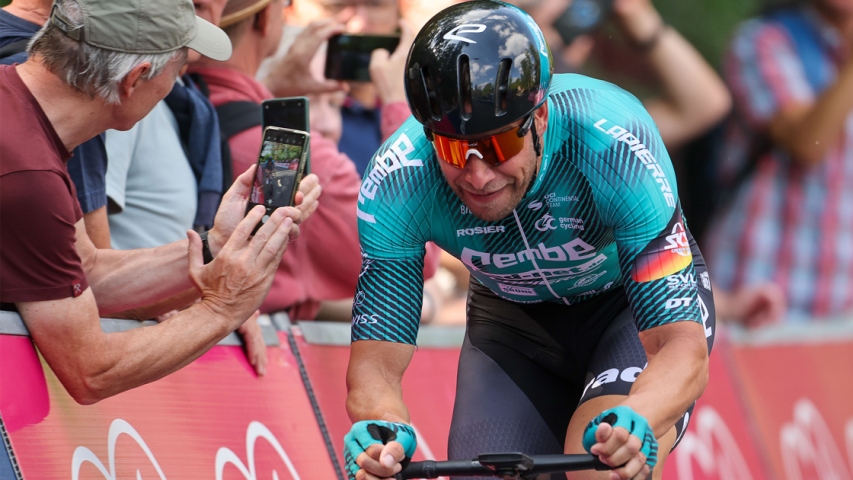 Bunter Klappstuhl wird an einen grünen Klapptisch gestellt | StudioLos WestLotto