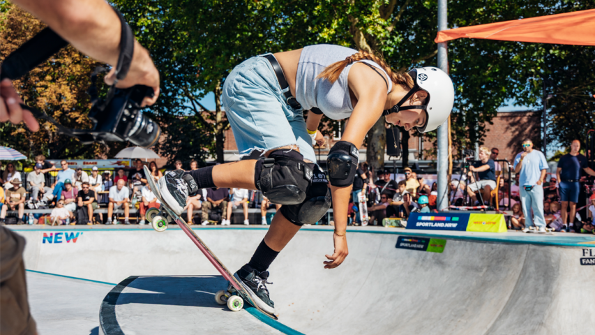 Eine Ziehungstrommel mit orangefarbenen Kugeln | StudioLos WestLotto