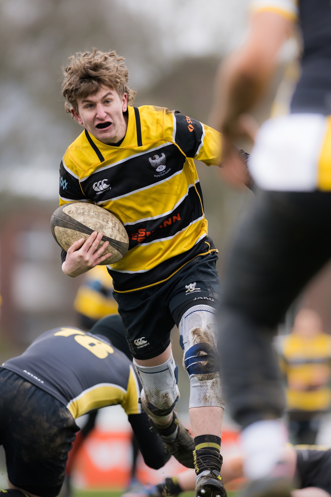 WestLotto-Toptalent Rugbyspieler Ben Potente mit Rugbyball