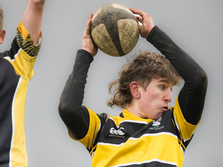 WestLotto-Toptalent Ben Potente mit Rugbyball