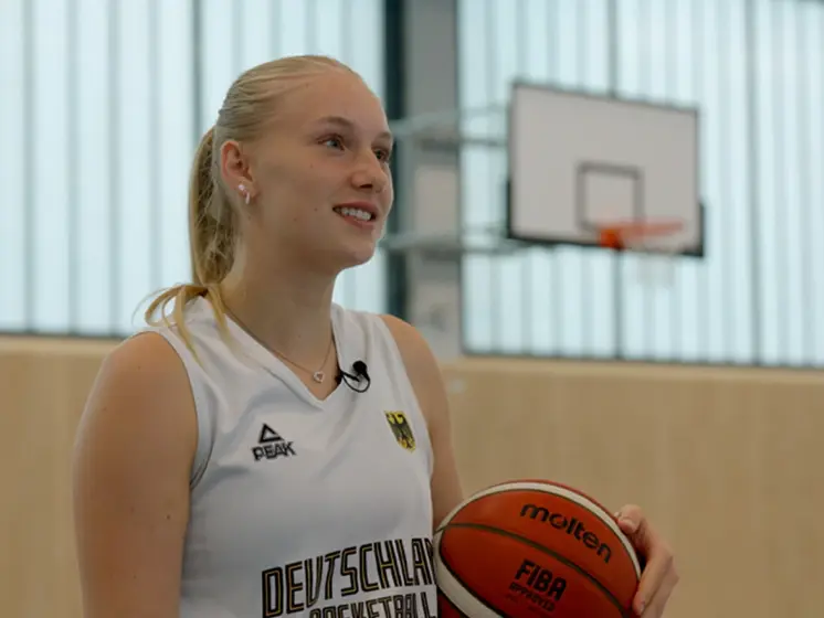 WestLotto-Toptalent Lucie Keune spielt Basketball