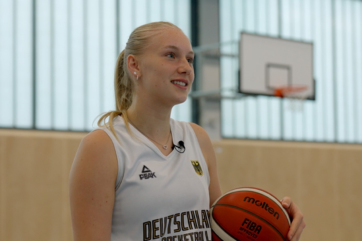 WestLotto-Toptalent - Lucie Keune mit Basketball in der Hand WestLotto-Toptalent - Lucie Keune mit Basketball in der Hand