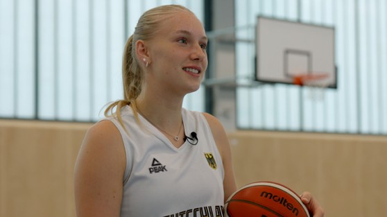 WestLotto-Toptalent - Lucie Keune mit Basketball in der Hand