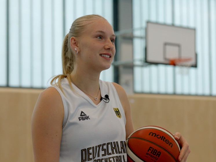 WestLotto-Toptalent - Lucie Keune mit Basketball in der Hand