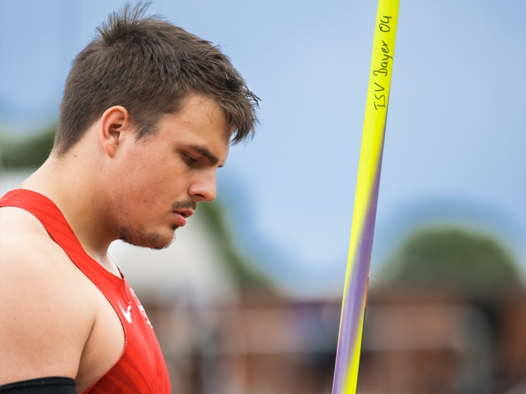 WestLotto-TopTalent Max Dehning konzentriert mit Speer