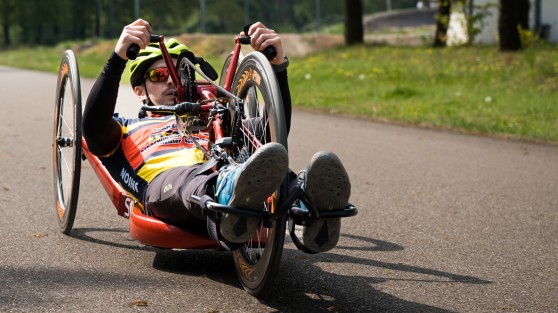Handbike-Fahrer auf der Straße | WestLotto-Toptalente