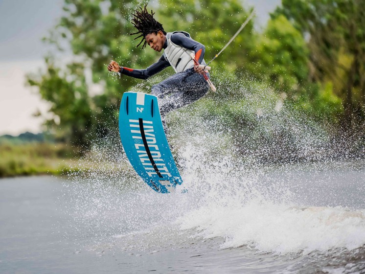 Wakeboarder auf dem Wasser | WestLotto-Toptalent Wanley Fendrich