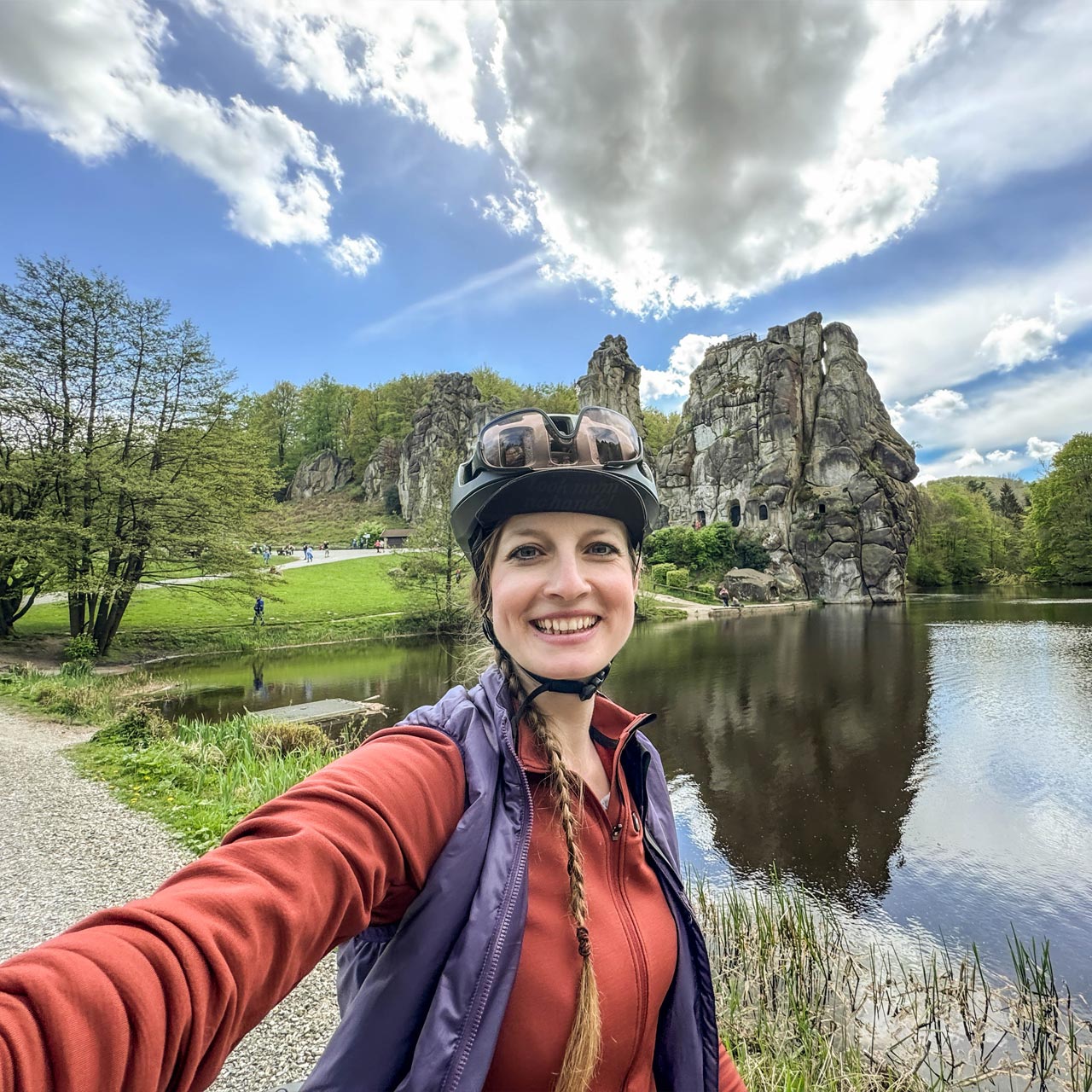 Selfie einer Radfahrerin vor den Externsteinen | WestLotto Radtour des Monats Detmold
