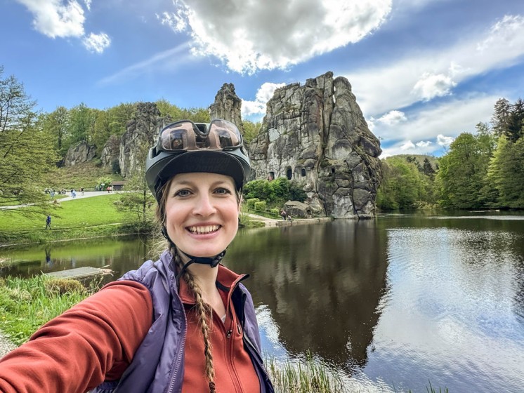 Selfie einer Radfahrerin vor den Externsteinen | WestLotto Radtour des Monats Detmold