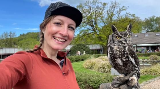 Selfie einer Radfahrerin mit einem Uhu | WestLotto Radtour des Monats