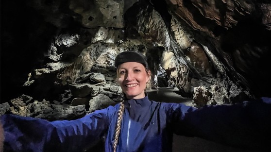 Eine Frau macht ein Selfie in einer Höhle | WestLotto-Radtour des Monats