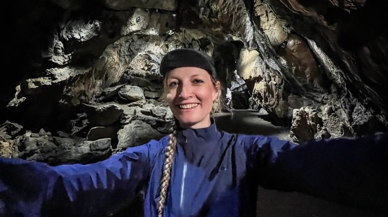 Eine Frau macht ein Selfie in einer Höhle | WestLotto-Radtour des Monats