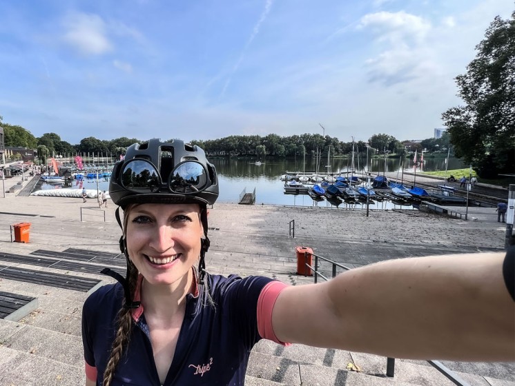 Selfie einer Radfahrerin am Aasee Münster | WestLotto-Radtour des Monats