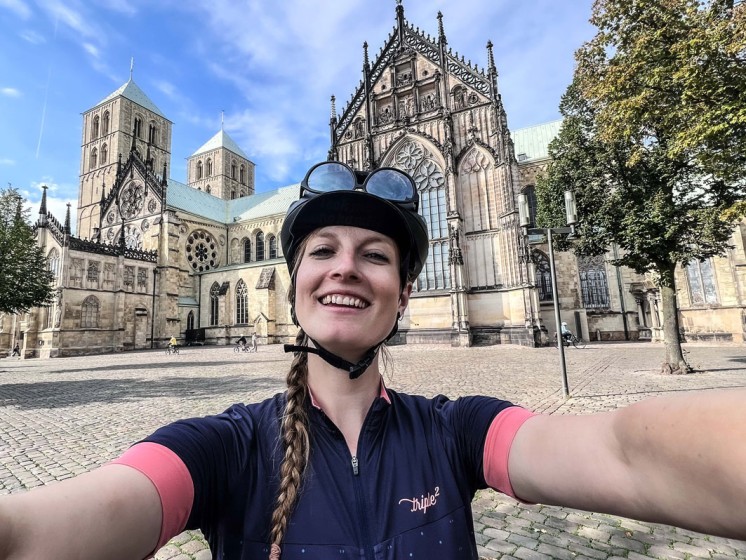 Radfahrerin vorm Dom in Münster | WestLotto Radtour des Monats