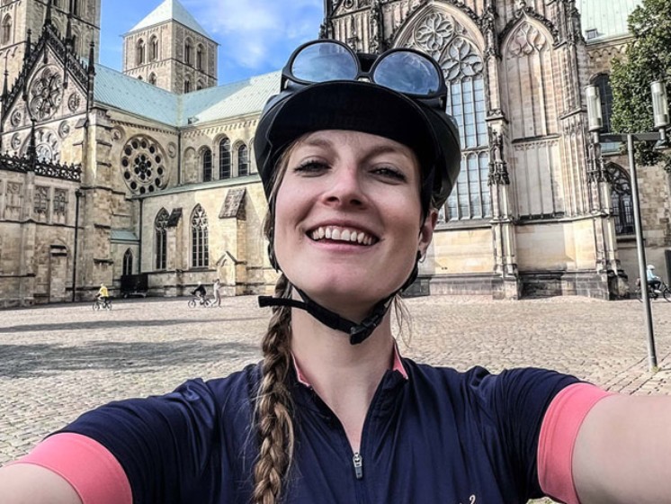 Selfie einer Radfahrerin vor dem Dom Münster | WestLotto Radtour des Monats