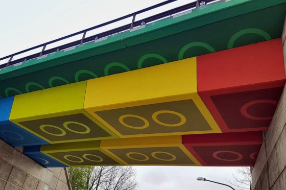 Radfahrerin fährt durch Palaisgarten Detmold | WestLotto Radtour des Monats