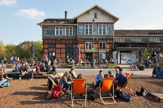 Zahlreiche Personen sitzen am Mirker Bahnhof | WestLotto Radtour des Monats Wuppertal