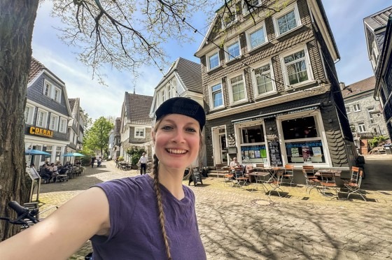 Selfie einer Frau in Innenstadt von Schwelm | WestLotto Radtour des Monats Wuppertal Selfie einer Frau in Innenstadt von Schwelm | WestLotto Radtour des Monats Wuppertal