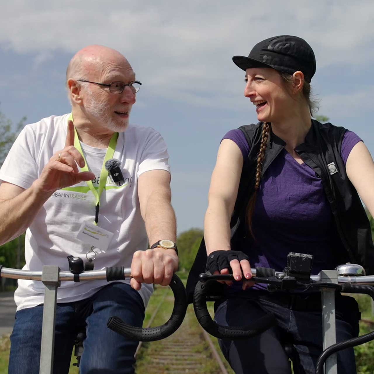 Zwei Radfahrer unterhalten sich | WestLotto Radtour des Monats
