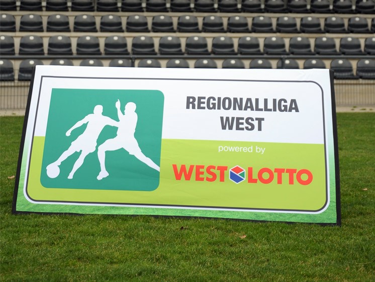 WestLotto und Regionalliga West-Logo auf einer Bande im Stadion