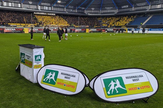 Moderationstisch im Fußballstadion | WestLotto-Fanreporter