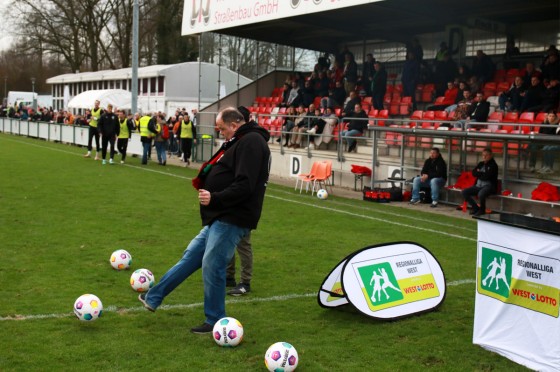 Mann schießt Fußball bei der WestLotto-Fan-Aktion Mittelkreisschießen