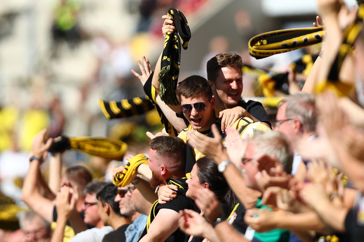 Jubelnde Alemannia-Fans auf dem Aachener Tivoli | WDFV WestLotto