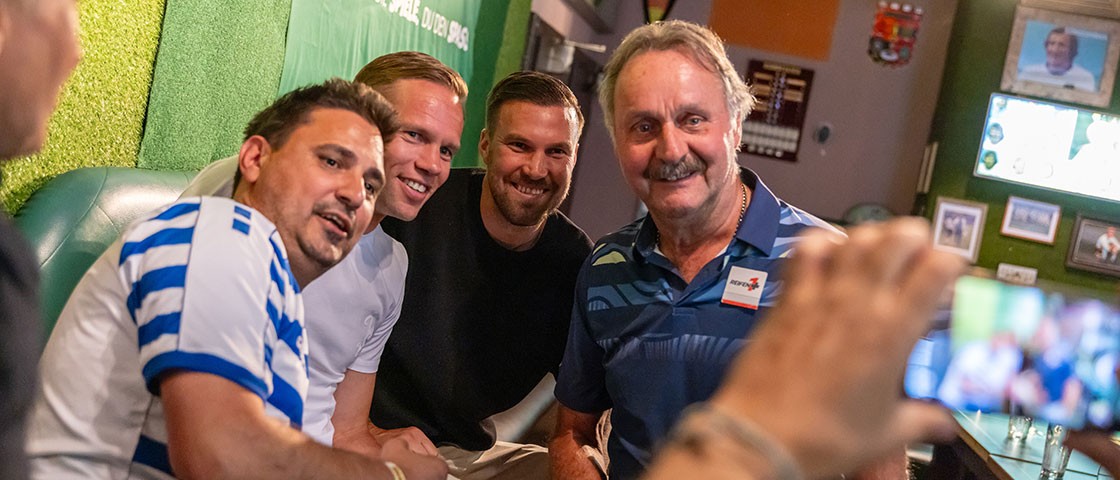 Duisburg-Fan macht ein Foto mit den Talk-Gästen | WestLotto Saison-Highlight 