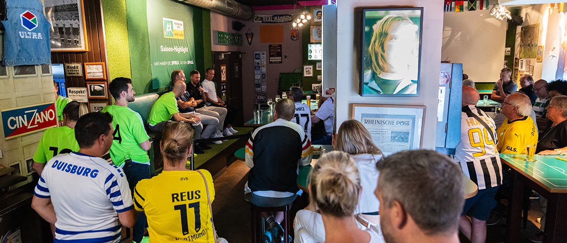 Blick auf die Bühne in der Fußball-Kneipe | WestLotto Saison-Highlight 