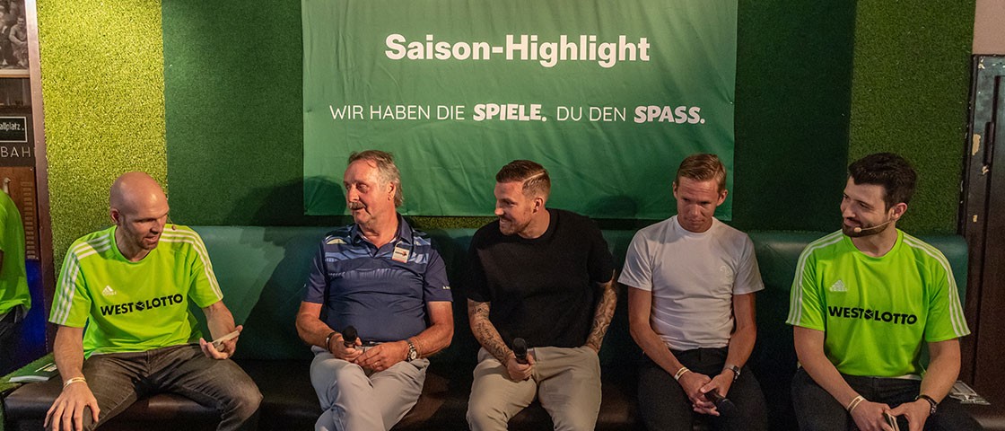 Moderatoren und Talk-Gäste auf der Bühne | WestLotto Saison-Highlight 