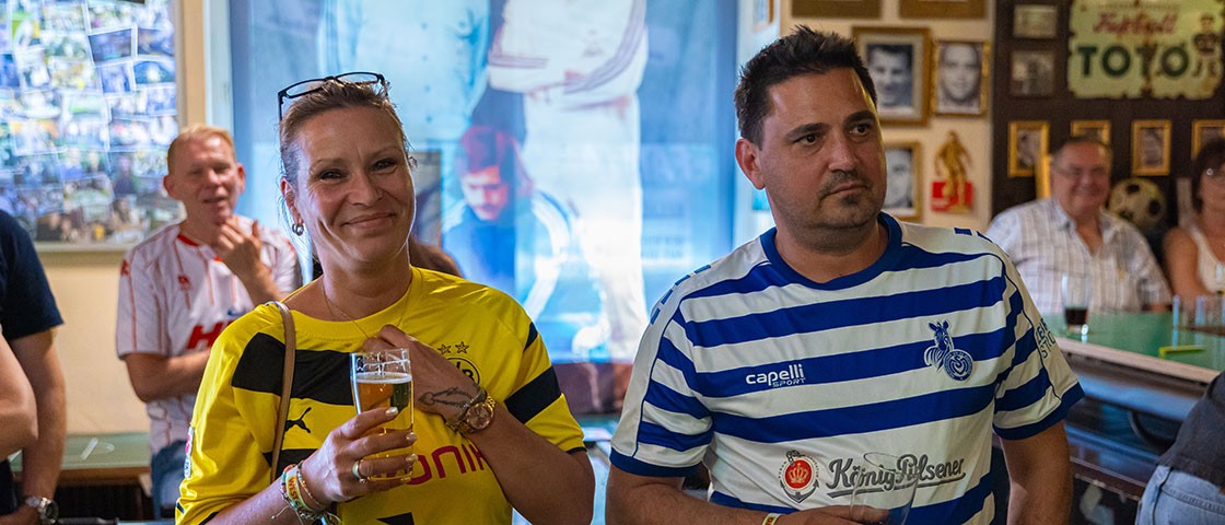 Dortmund-Fan und Duisburg-Fan hören beim Fußball-Talk zu | WestLotto Saison-Highlight 