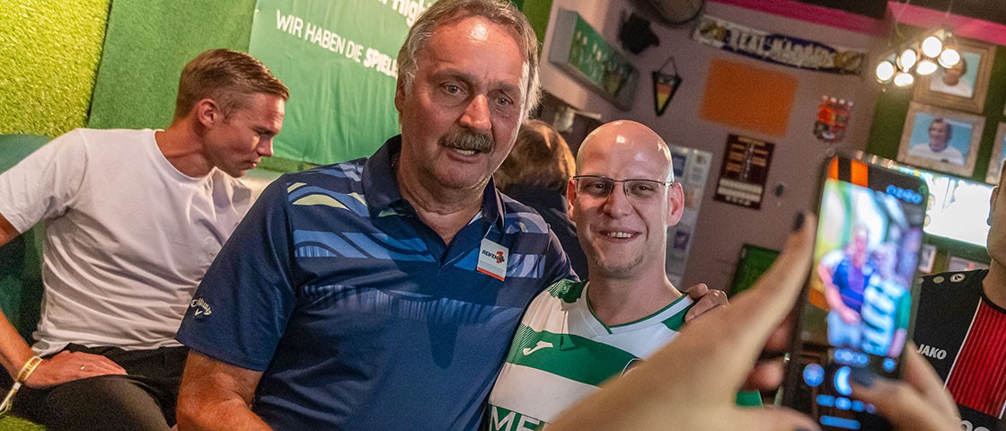 Kult-Trainer Peter Neururer und ein Gütersloh-Fan machen ein Foto | WestLotto Saison-Highlight 