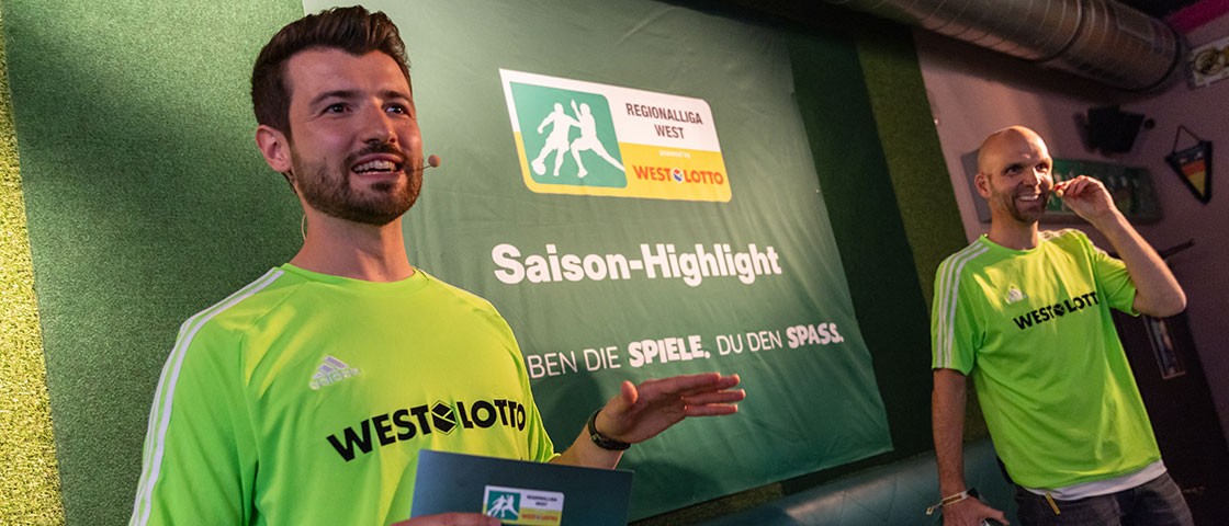 Moderatoren Arthur Averbeck und Gerald von Gorrissen auf der Bühne | WestLotto Saison-Highlight 