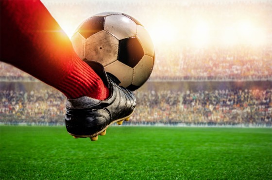 Ein Fuß eines Fußballspielers tritt einen Fußball in einem Stadion | WestLotto Saison-Highlight