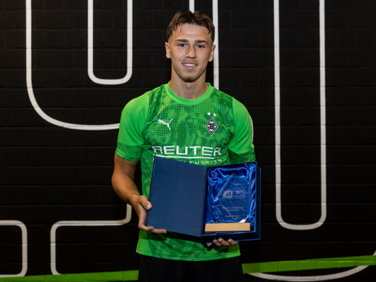 Noah Pesch präsentiert Trophäe | WestLotto Spieler der Saison