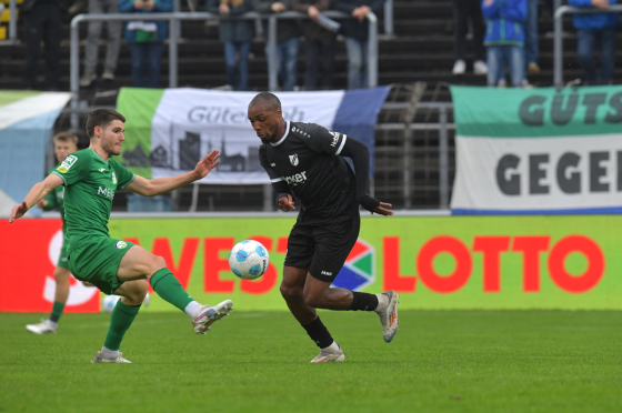 Ein Zweikampf zwischen Spielern von FC Gütersloh und Rödinghausen | WestLotto Spieler der Saison