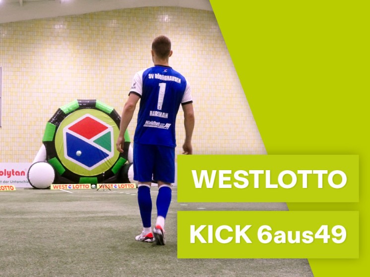Spieler der Regionalliga West schießen auf eine Fußball-Dartscheibe im WestLotto-Design