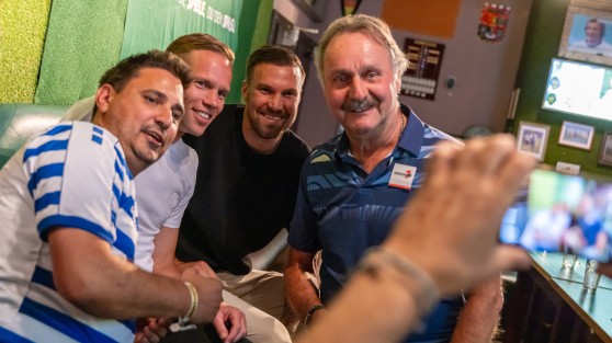 Peter Neururer mit Fans beim WestLotto Saison-Highlight