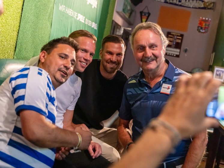 Peter Neururer, Kevin Großkreutz und Dennis Grote machen ein Foto mit einem Duisburg-Fan beim WestLotto Saison-Highlight