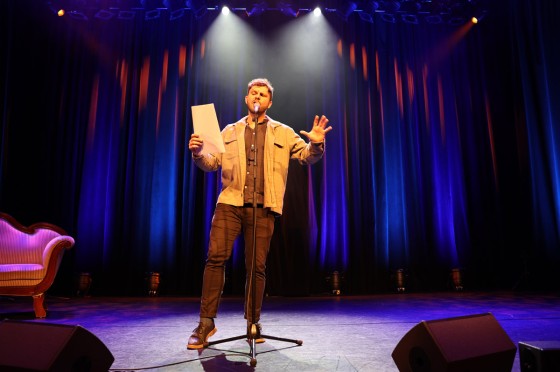 Mann vor Mi­k­ro­fon | WestLotto Poetry-Slam