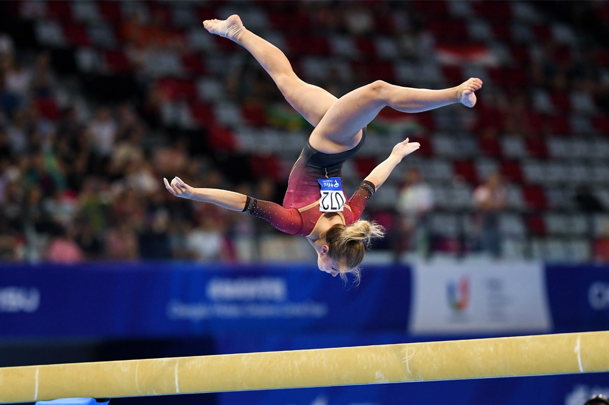 Sportlerin macht Salto über Schwebebalken | WestLotto World University Games 2025