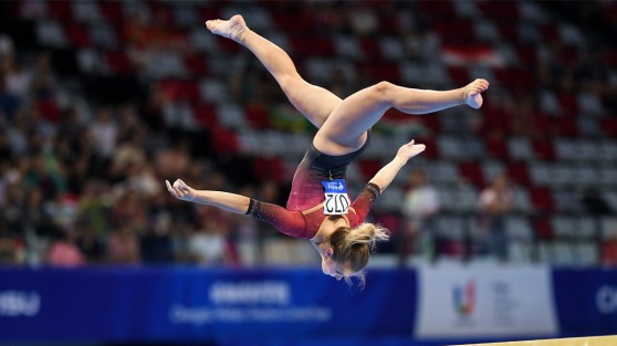 Sportlerin macht Salto über Schwebebalken | Rhine-Ruhr 2025 FISU World University Games | WestLotto