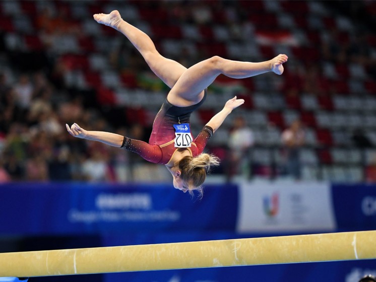 Sportlerin macht Salto über Schwebebalken | Rhine-Ruhr 2025 FISU World University Games | WestLotto