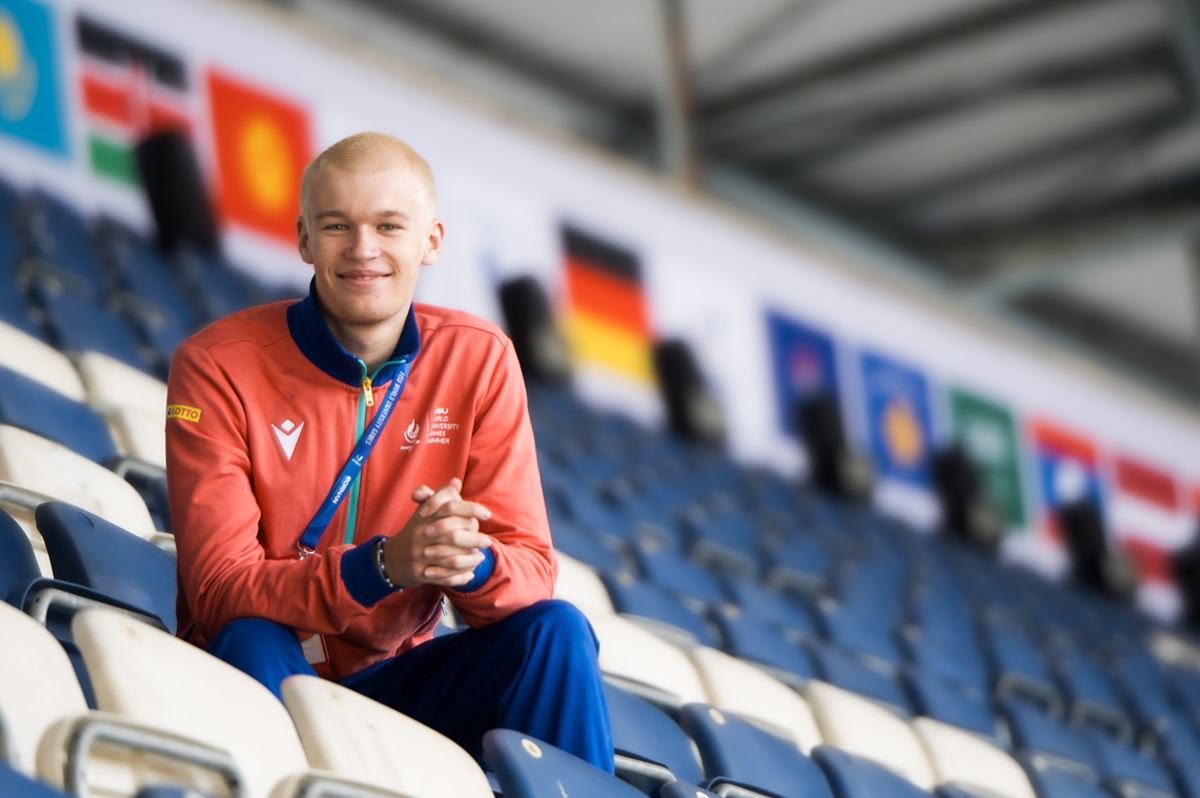 Volunteer Linus sitz auf Tribüne | WestLotto World University Games