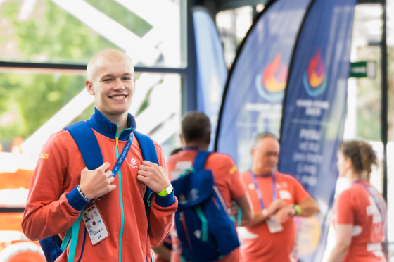 Volunteer Linus mit anderen Helfern im Hintergrund | WestLotto World University Games