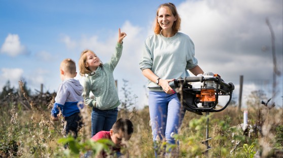 Eine Familie pflanzt einen Baum | Wunscherfüller-Aktion