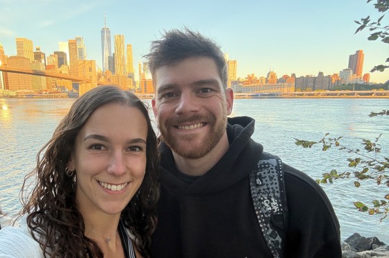 Selfie eines Pärchens vor Skyline von New York. WestLotto Wunscherfüller